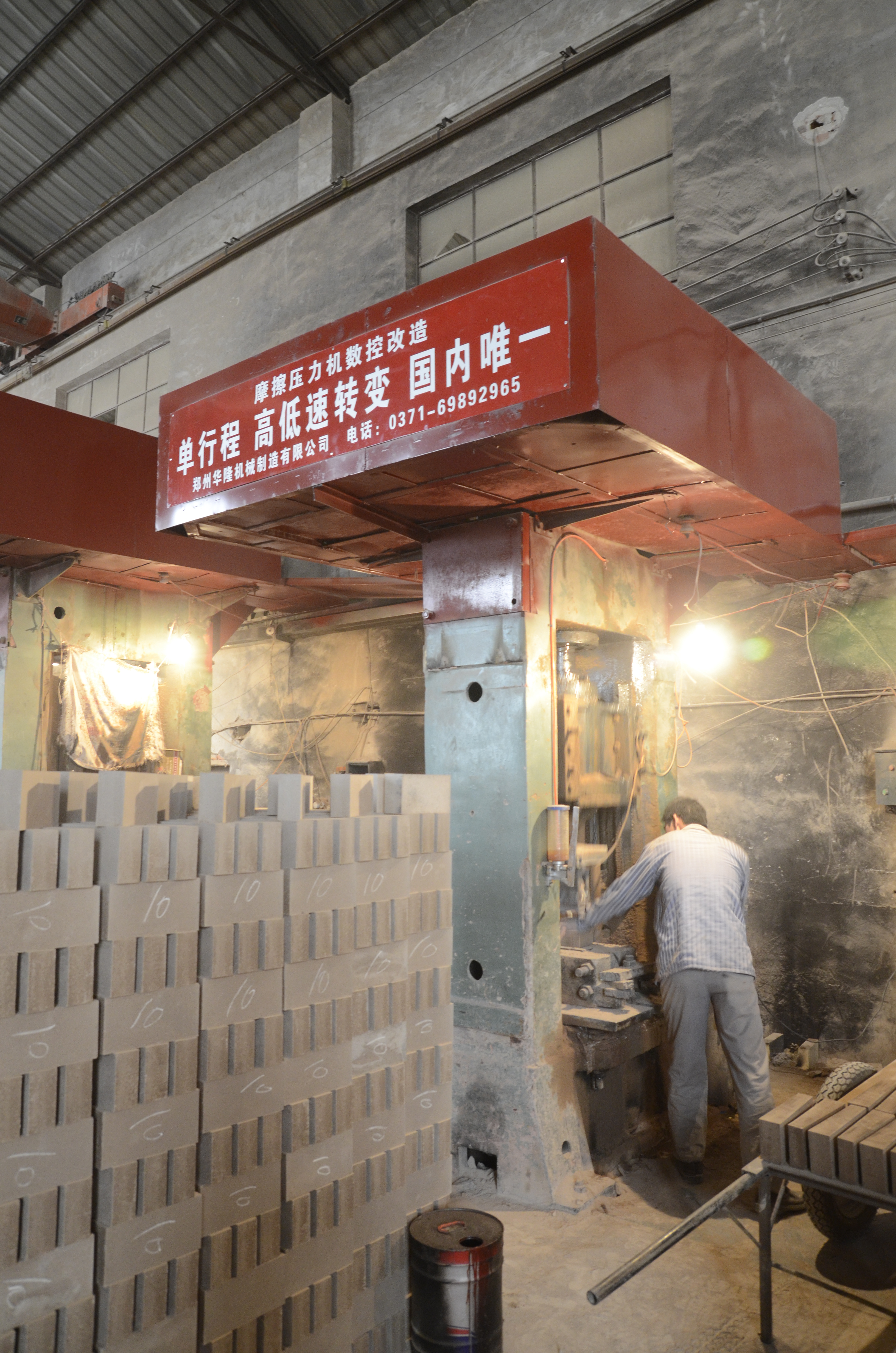 為什么企業(yè)都在淘汰摩擦壓力機(jī)？不僅僅是省錢的事